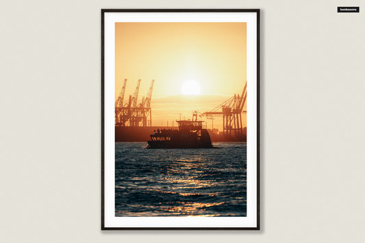 Premium Poster Hamburg - Schiff im Sonnenuntergang