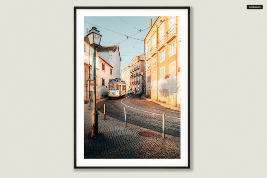 Premium Poster Portugal - Straßenbahn in Lissabon